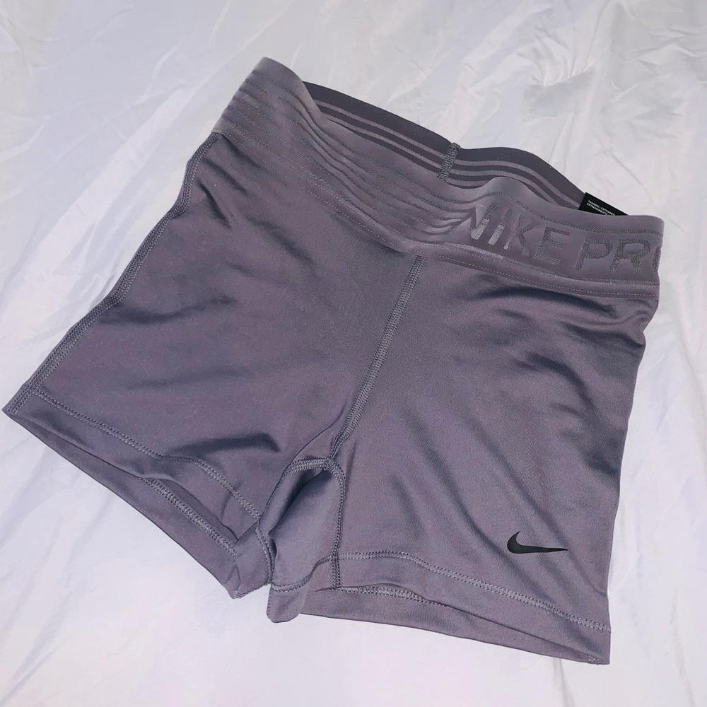 Nike women’s pro stretch tight fit shorts SMALL 🍑